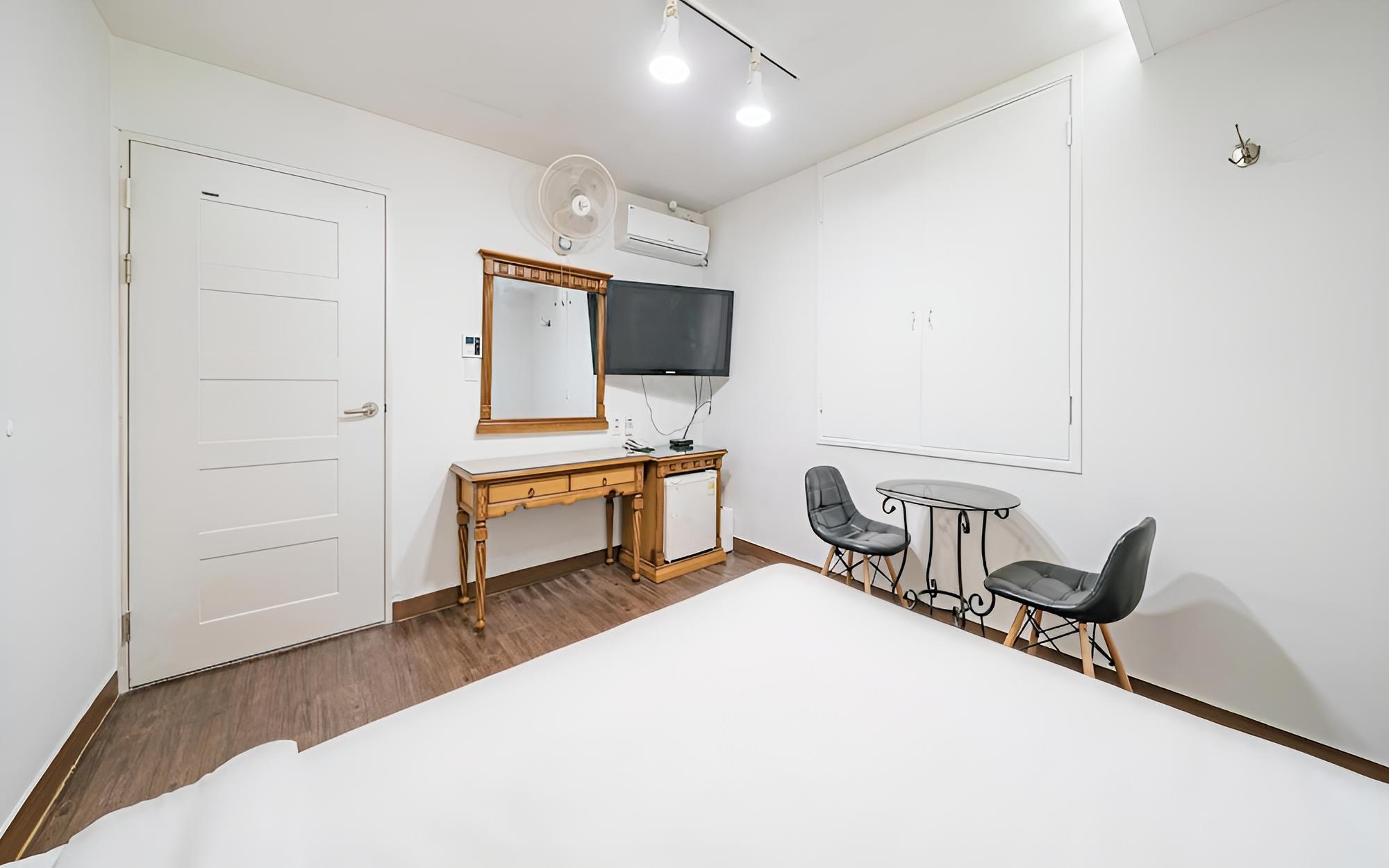 Room (Standard Room) - Photo 8