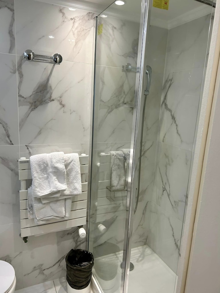 Classic Twin Room thumbnail 6