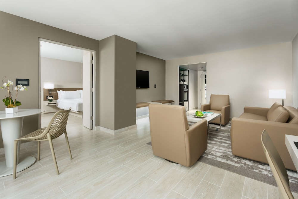 Suite, 1 Bedroom, Balcony photo 3