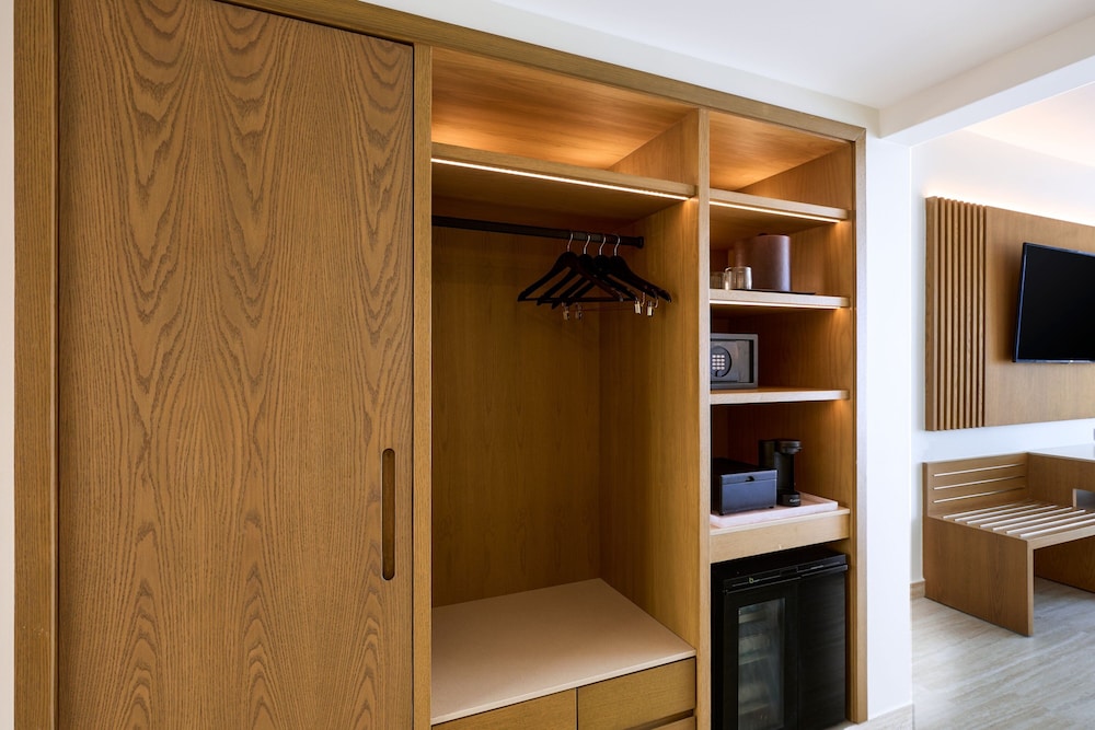 Suite, 1 Bedroom, Oceanfront - Photo 6