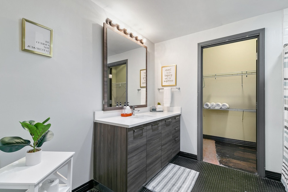 Signature Loft, 3 Bedrooms, 2 Bathrooms, City View - Photo 27