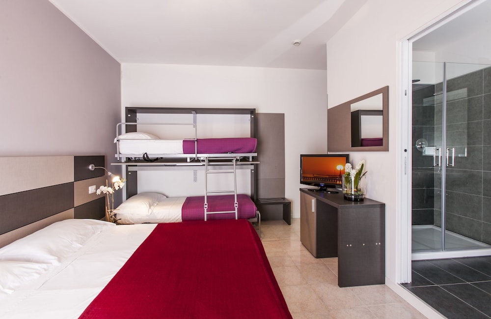 Triple Room (Beach sun loungers included)