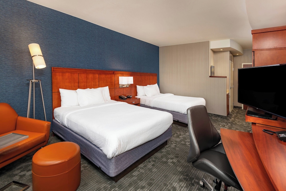 Room, 2 Queen Beds (Mobility/Hearing Accessible, Tub) - Photo 1