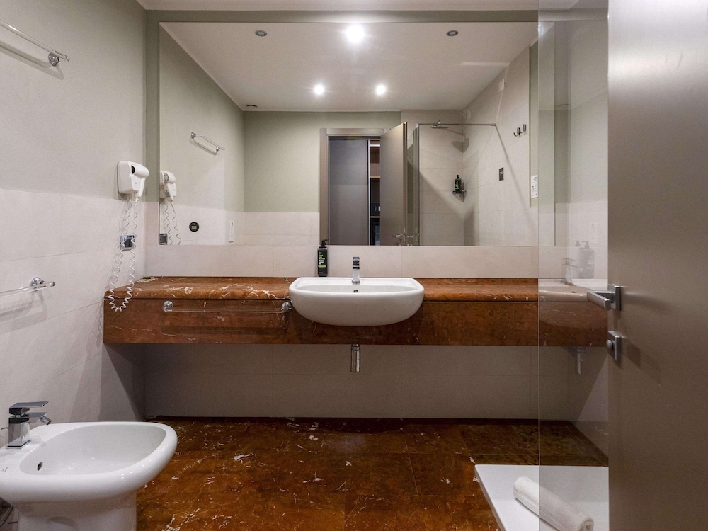 Twin Room - Photo 10