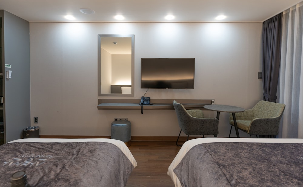 Standard Twin Room - Photo 3