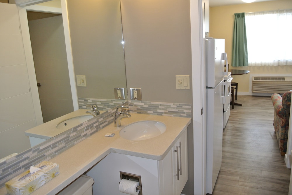 Suite, 1 Bedroom, Kitchen - Photo 8
