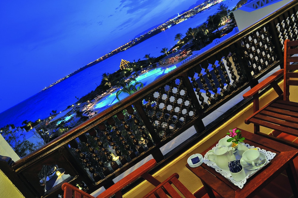 Deluxe Room, 1 Queen Bed, Sea View photo 2