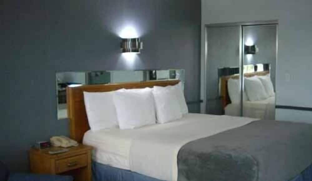 Standard Room, 1 King Bed photo 2