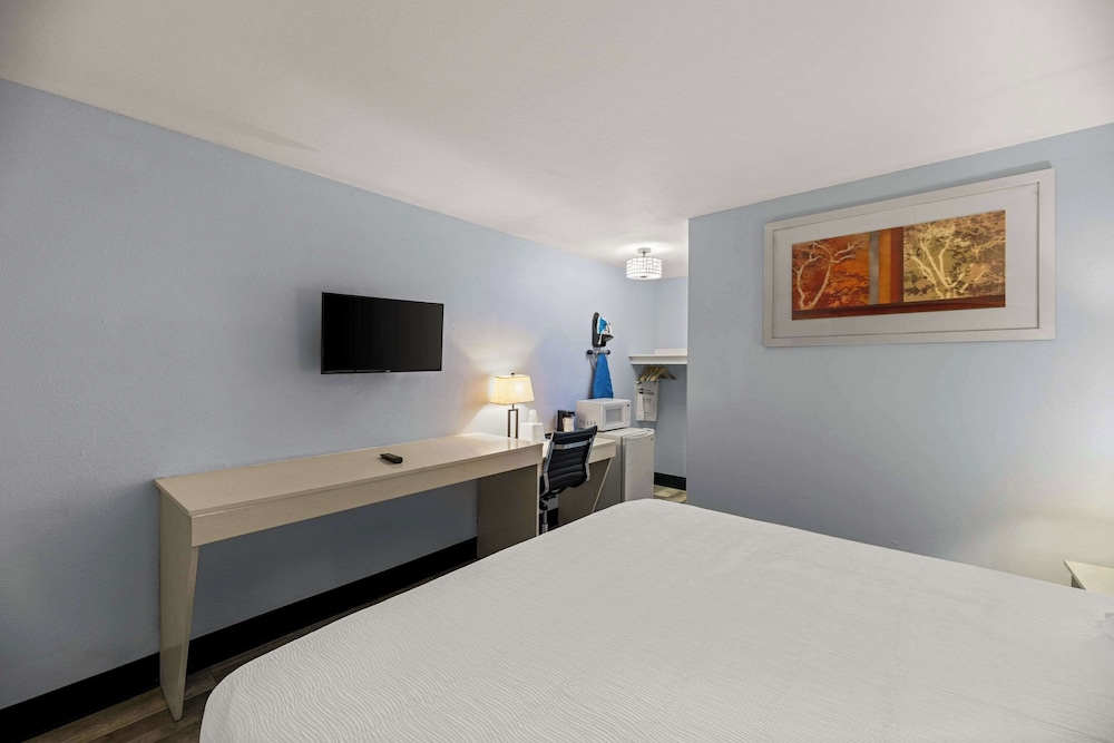 Standard Room, 1 King Bed, Non Smoking - Photo 2
