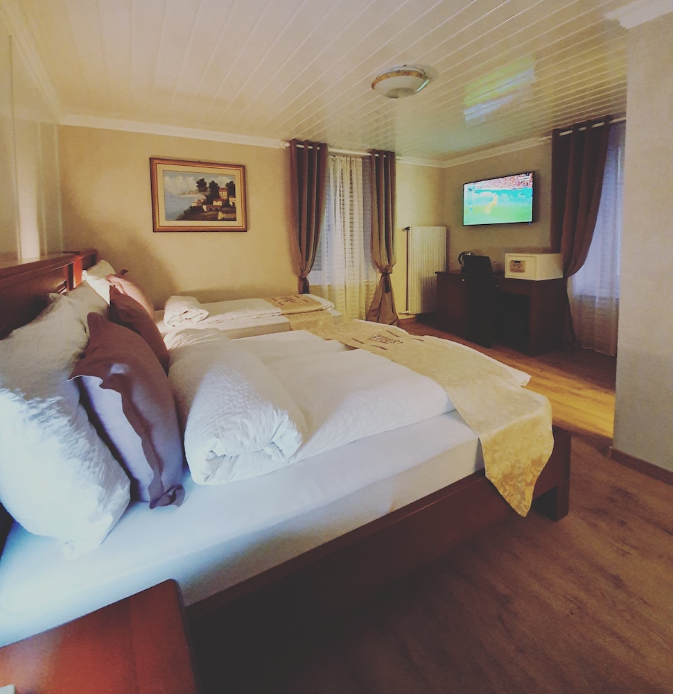 Standard Triple Room - Photo 35
