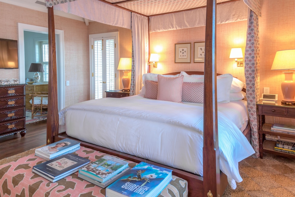 Deluxe Room, 1 King Bed, Beach View photo 3