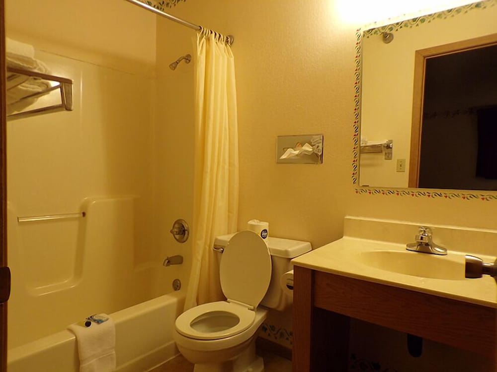 Basic Room, 2 Queen Beds, Smoking photo 3