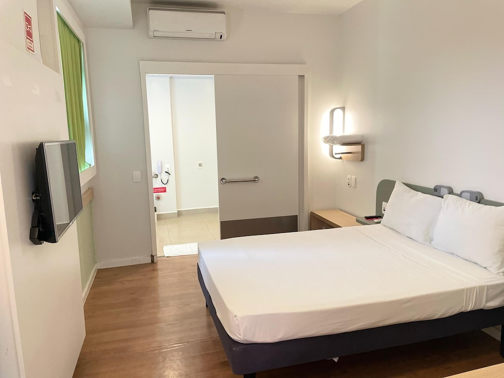 Room, 1 Double Bed, Accessible (Accessible) - Photo 2