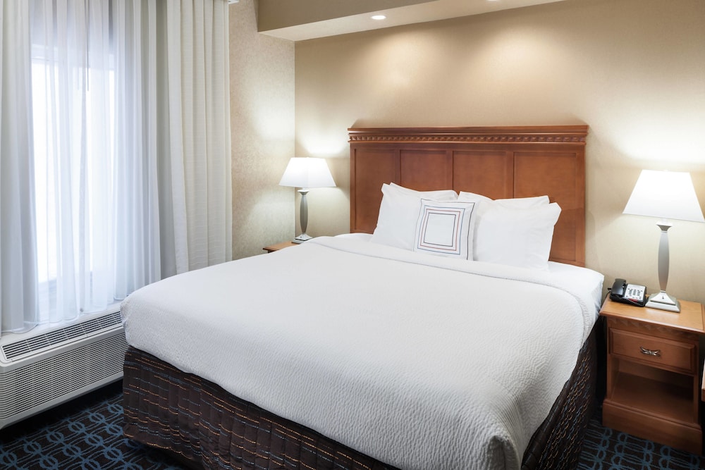 Room, 1 King Bed (Hearing Accessible) - Photo 3