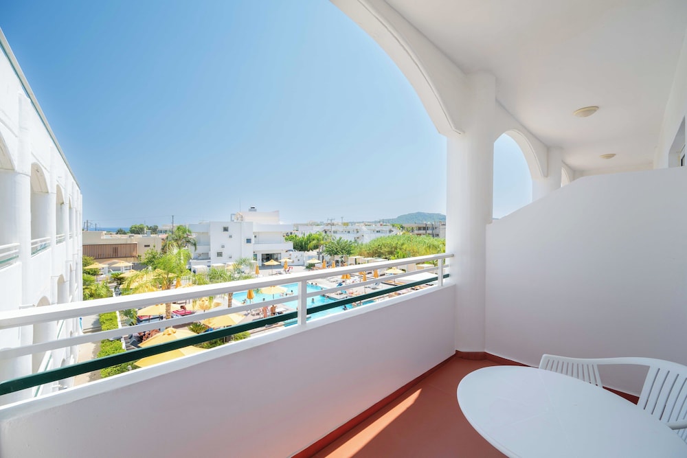 Apartmnet | Pool View photo 2