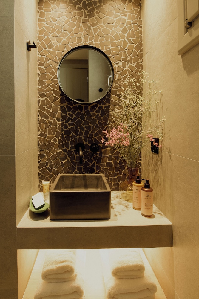 Standard Suite - Photo 8