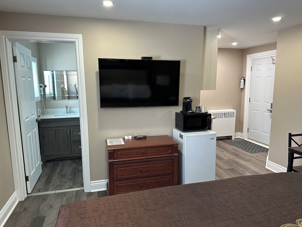 1 King Bed with Kitchenette
