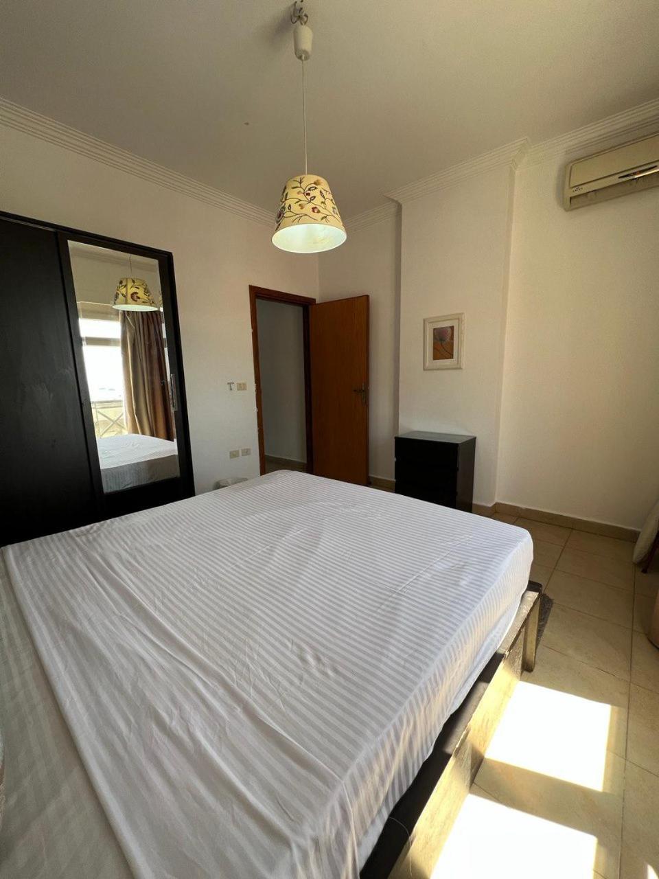 One-Bedroom Apartment with City View photo 2