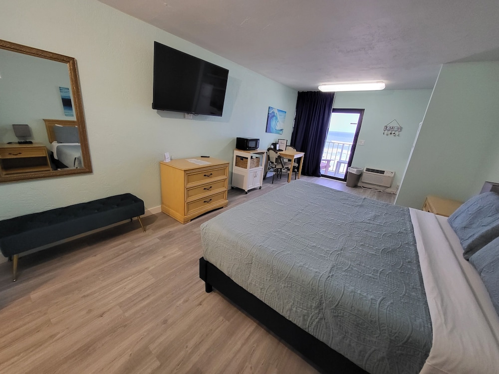 Standard Room, 1 King Bed, Kitchenette, Oceanfront - Photo 5