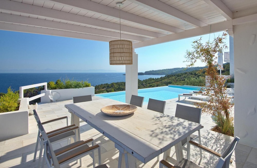 Villa photo 2