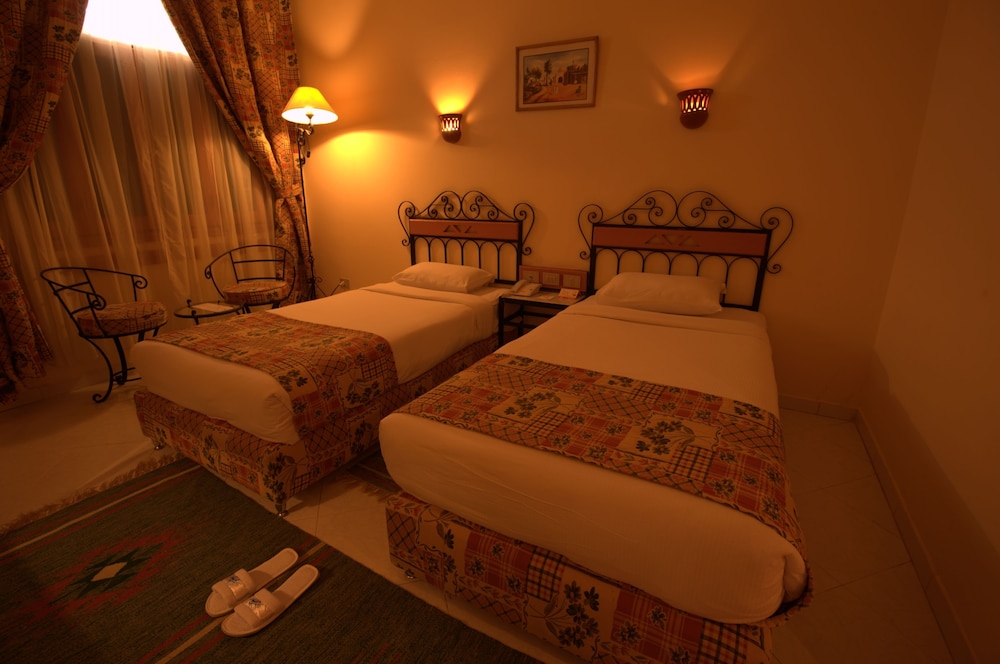 Standard Room (With Extra Bed) photo 2