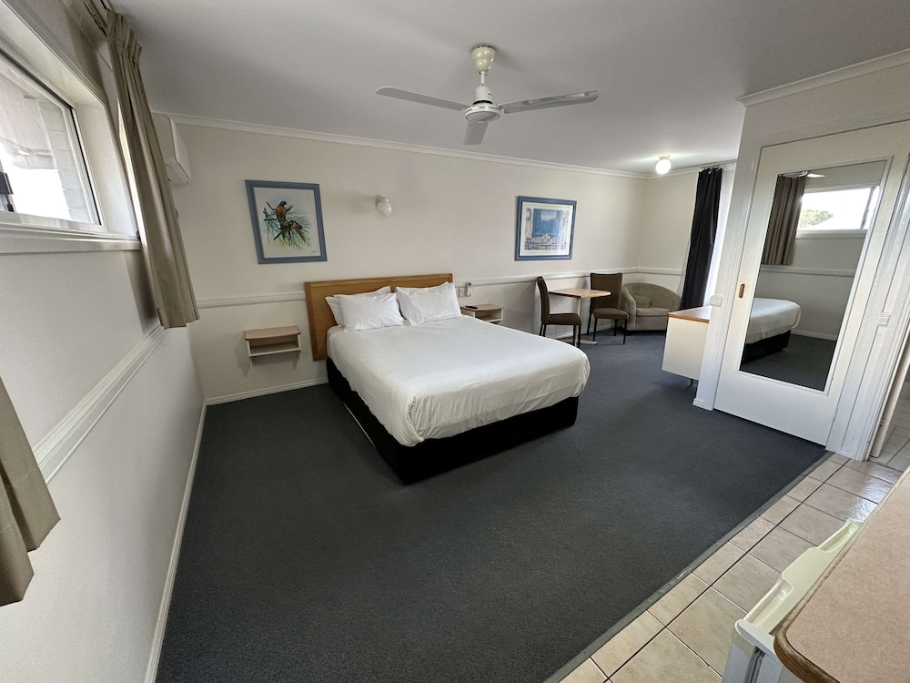 Executive Room, 1 Queen Bed, Non Smoking, Refrigerator & Microwave - Photo 1