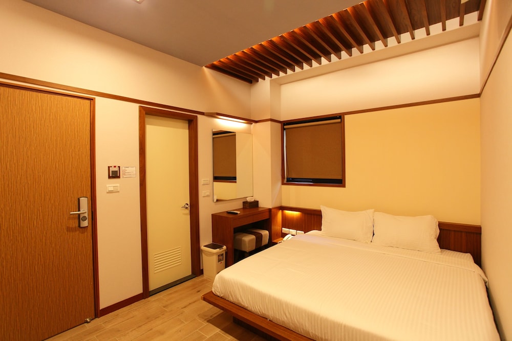 Standard Room, 1 Queen Bed, Non Smoking (105) photo 1