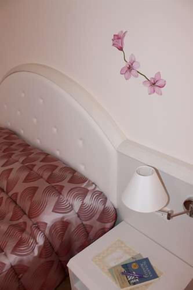 Deluxe Quadruple Room, 1 Queen Bed with Sofa bed, Partial Sea View photo 2