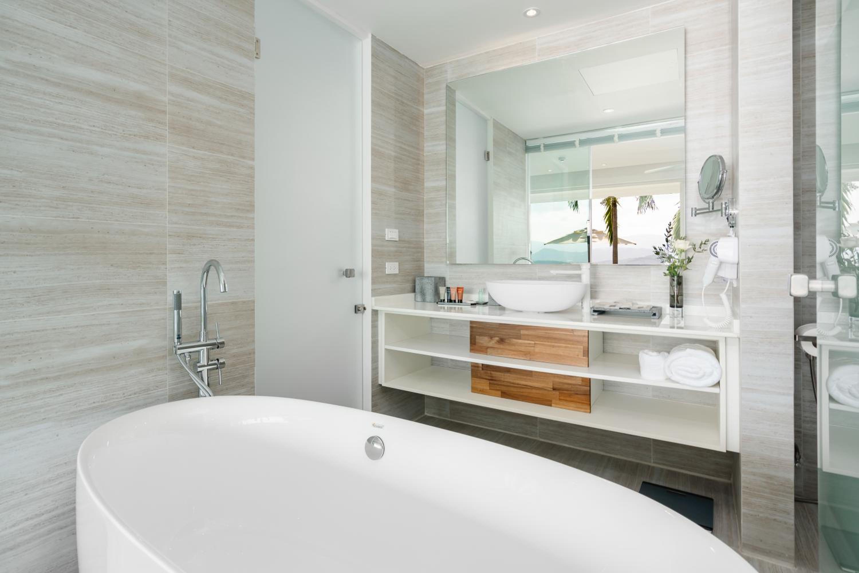 Grand Deluxe Pool Access Suite - Photo 2