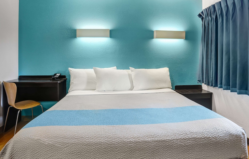 Standard Room, 1 King Bed, Accessible, Non Smoking photo 2