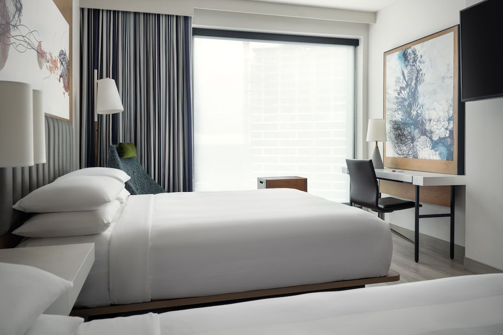 Queen Room with City View - Mobility Accessible with Tub thumbnail 6