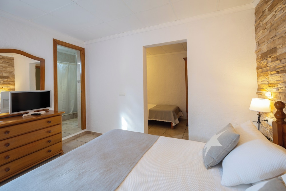 Standard Triple Room, Balcony photo 3
