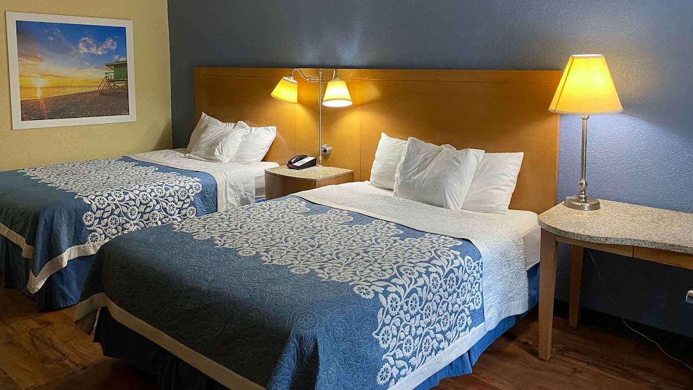 Standard Room, 2 Queen Beds, Non Smoking - Photo 4