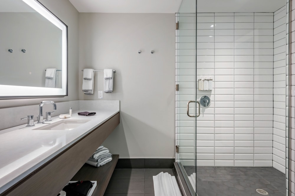 Room, 2 Queen Beds, Accessible, Non Smoking (Oversize Walk in Shower) - Photo 5
