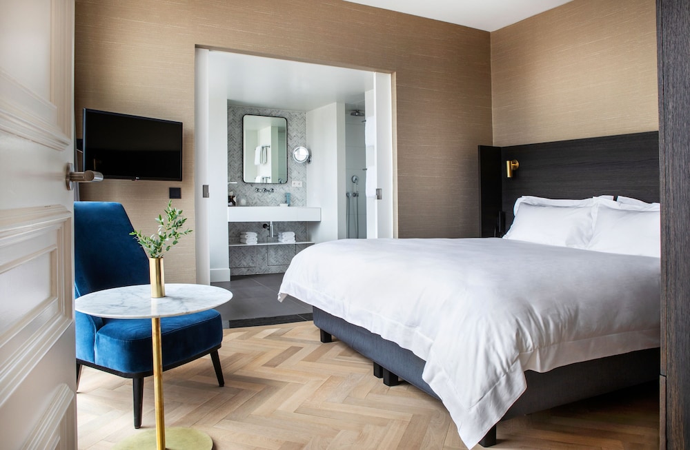 Superior Suite, 1 King Bed photo 3