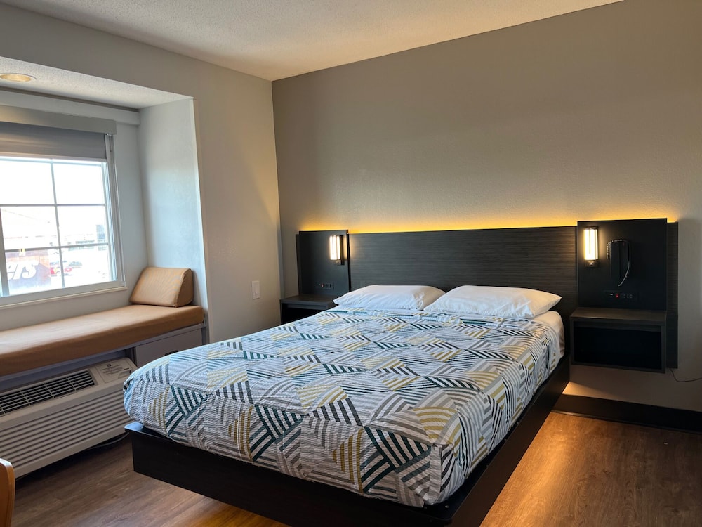 Standard Room, 1 Queen Bed, Non Smoking - Photo 3