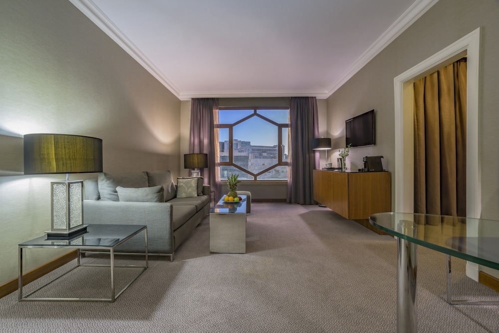 Grand, Executive Suite - Photo 4