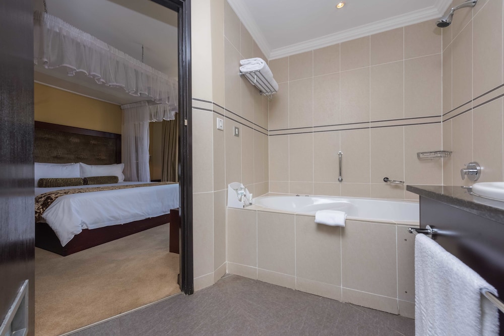 Suite - Photo 3