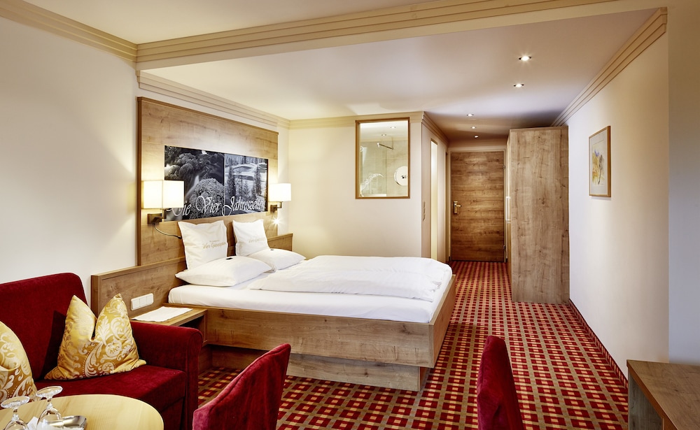 Comfort Room, 1 Queen Bed with Sofa bed, Non Smoking, Mountain View