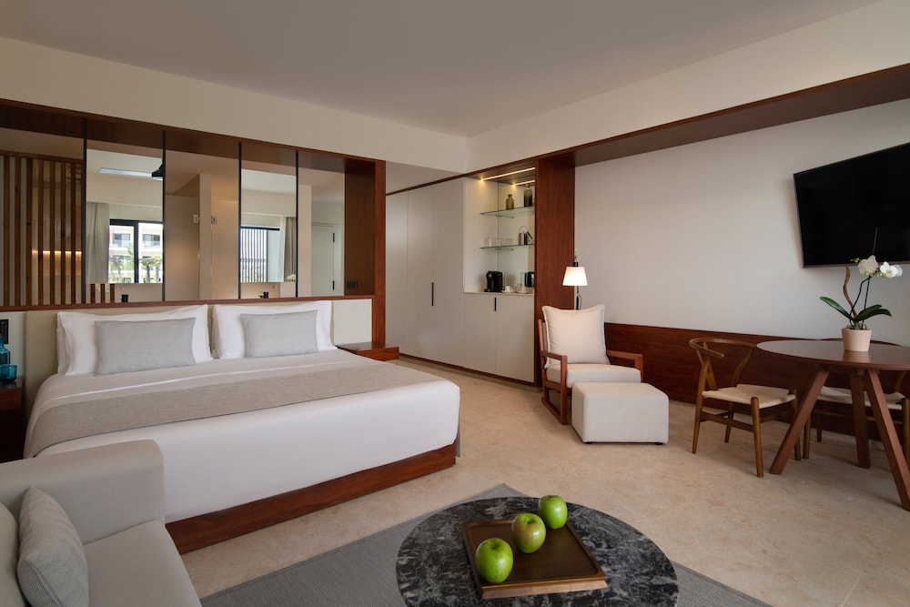 Junior Suite Deluxe Pool View, 1 king - Photo 3