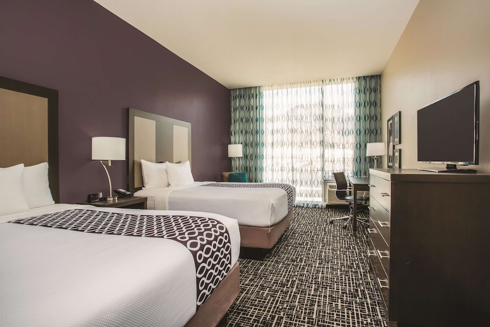 Room, 2 Queen Beds, Non Smoking, Mountain View
