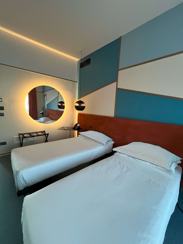 Standard Room, 2 Twin Beds, Non Smoking - Photo 1