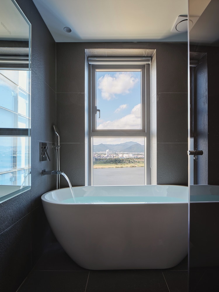 Deluxe Double Room (No View) - Photo 5