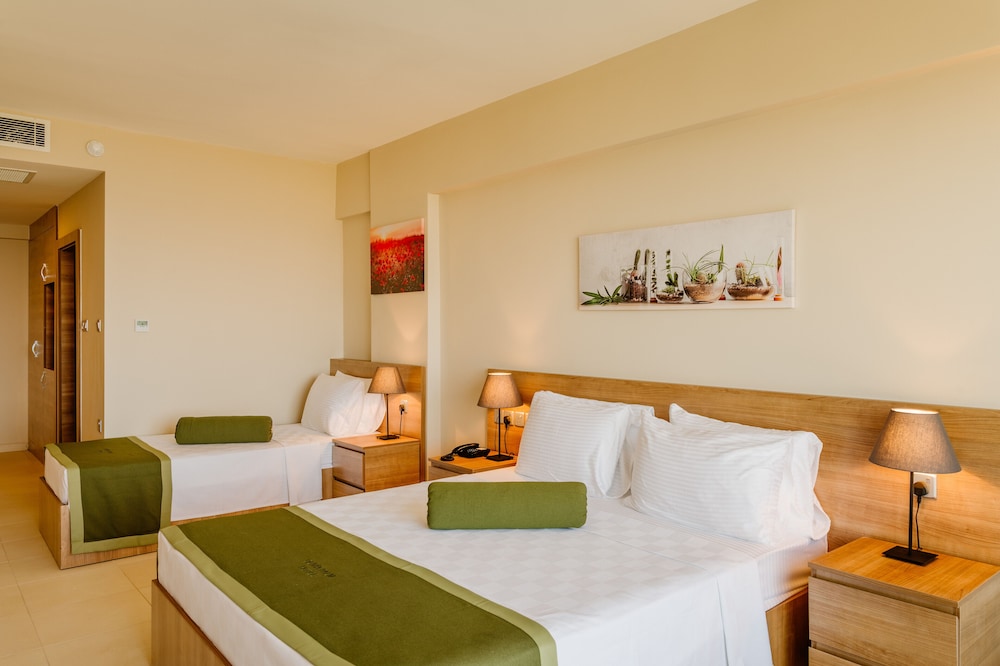 Standard Triple Room, Sea View - Photo 1