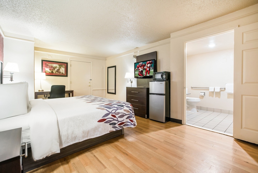Deluxe Room, 1 King Bed, Accessible, Non Smoking - Photo 3