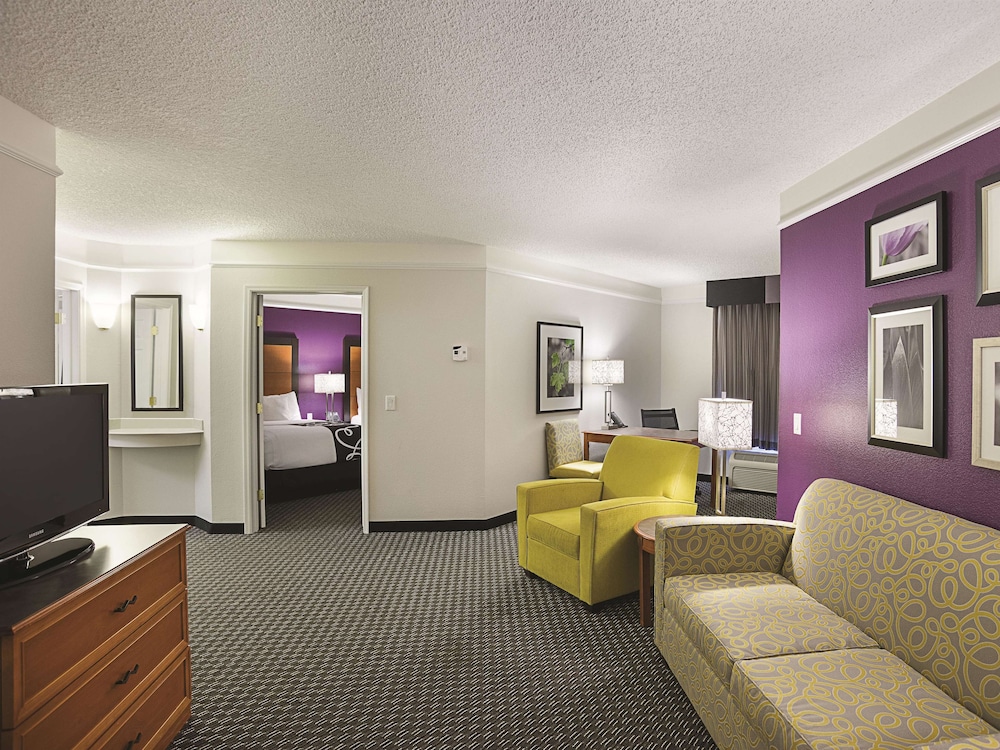 Deluxe Suite, 2 Double Beds, Non Smoking (Courtyard/Pool View) - Photo 8