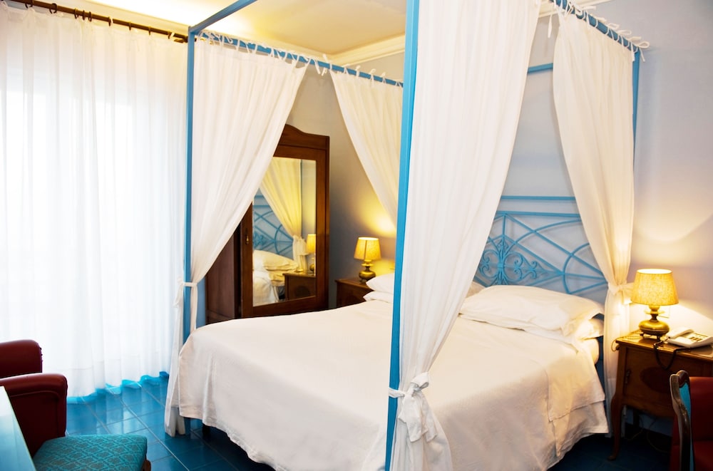 Deluxe Double Room, 1 King Bed, Balcony, Sea Facing - Photo 3