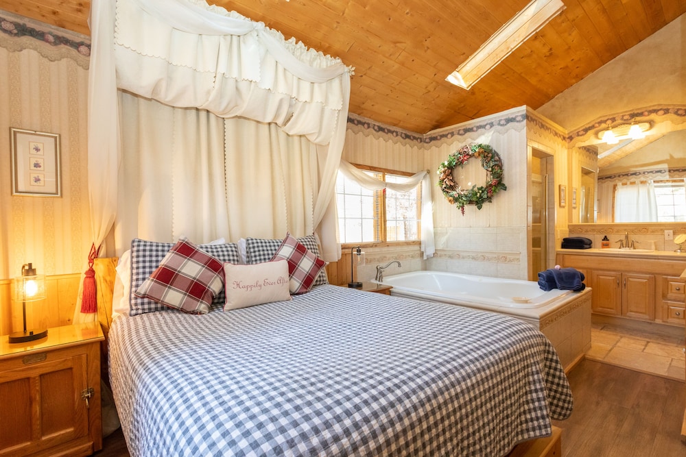 Romantic Cabin, Ensuite, Mountain View (Wild Rose) photo 2