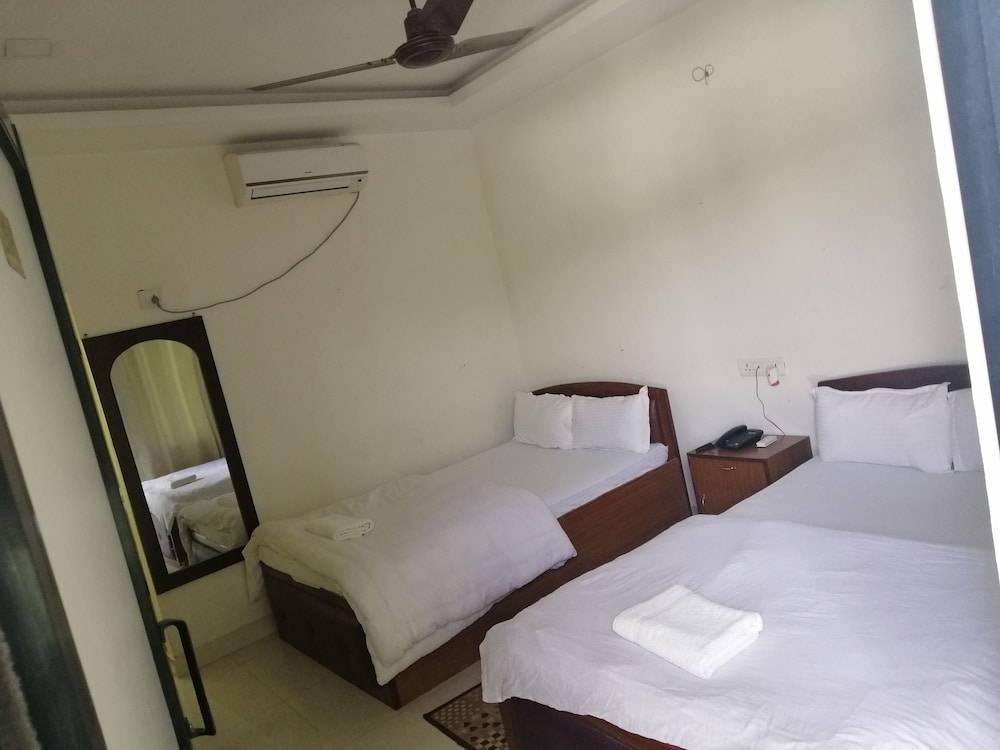 Family Suite, 2 Queen Beds, Pool View, Ground Floor photo 1