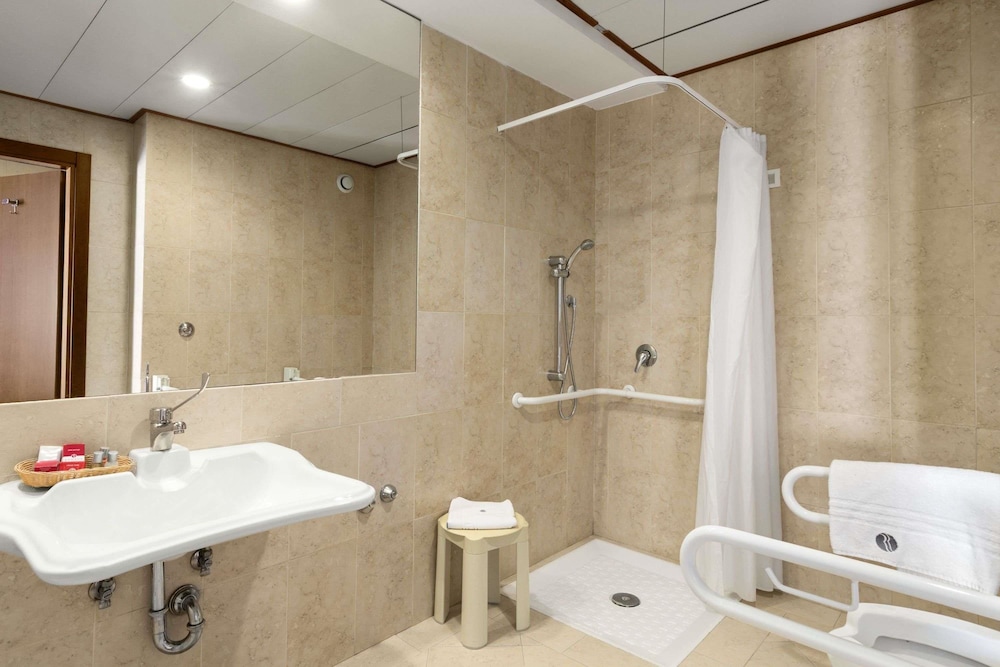 Standard Double or Twin Room - Photo 7